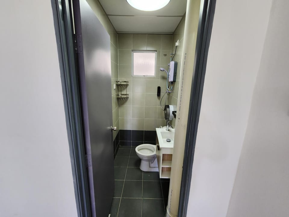 Shower, Toilet
