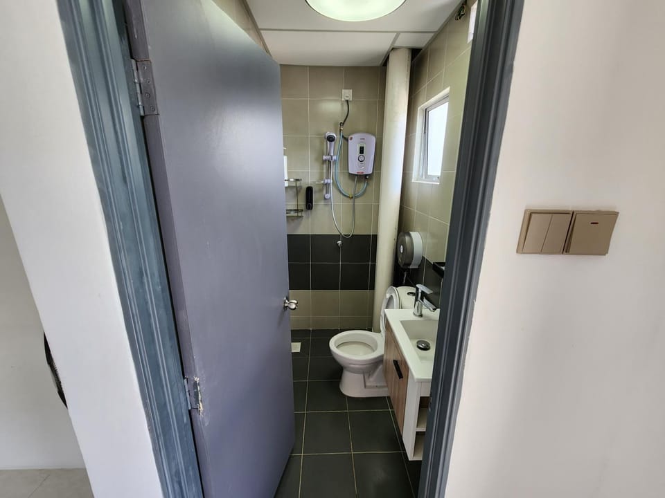 Shower, Toilet