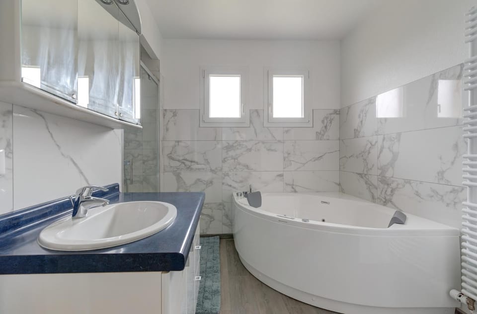 Shower, Hot Tub, Bathroom, Bath