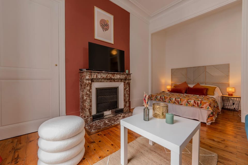 Bed, TV and multimedia, Living room, Photo of the whole room, Seating area, Bedroom, flat iron, towels