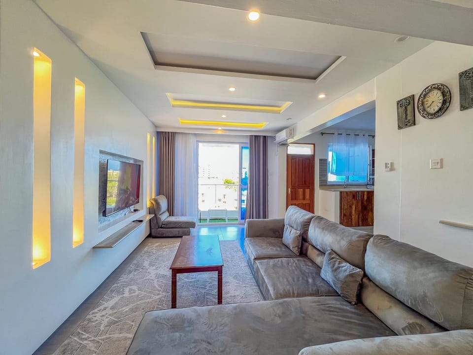 Communal lounge/ TV room, TV and multimedia, Living room, Seating area, Evening entertainment