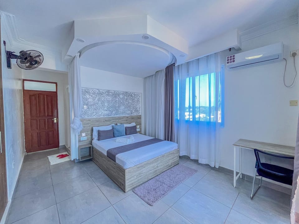 Bed, TV and multimedia, Living room, Photo of the whole room, Seating area, Bedroom, air conditioner