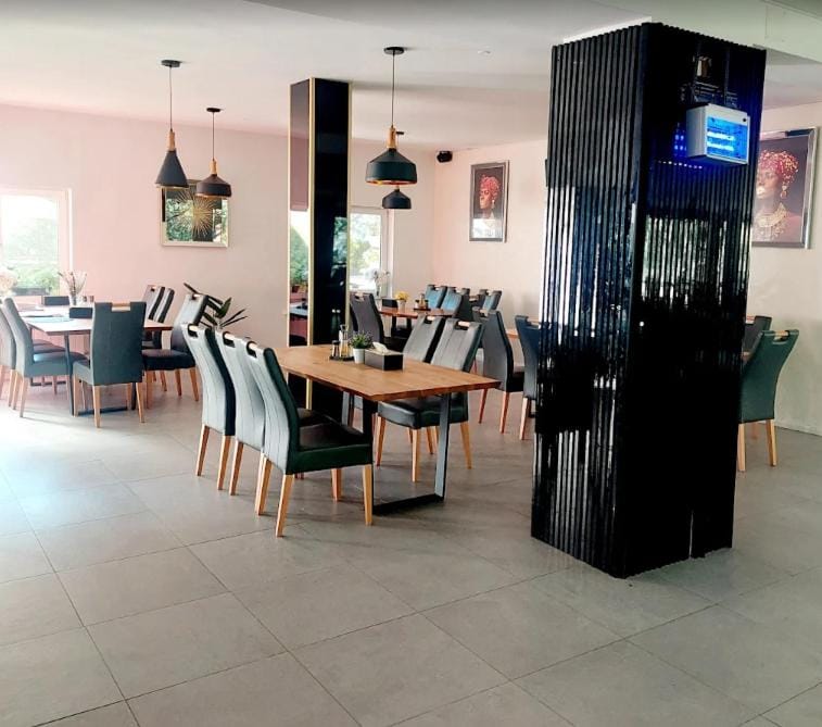 Restaurant/places to eat, TV and multimedia, Banquet/Function facilities, Seating area