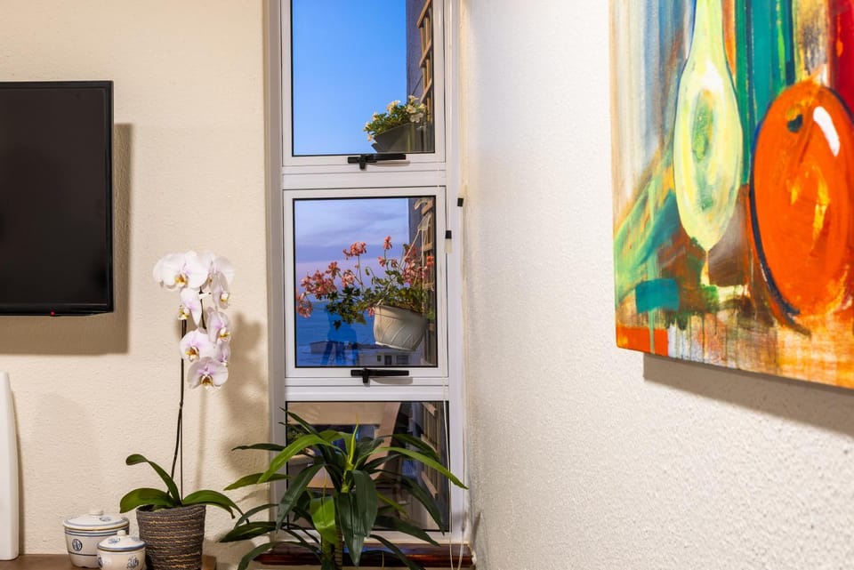 Communal lounge/ TV room, TV and multimedia, Decorative detail, Evening entertainment, Sea view