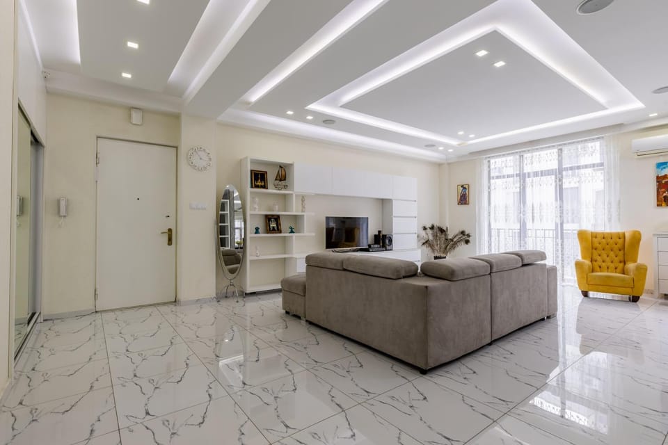 Communal lounge/ TV room, TV and multimedia, Living room, Seating area, Evening entertainment