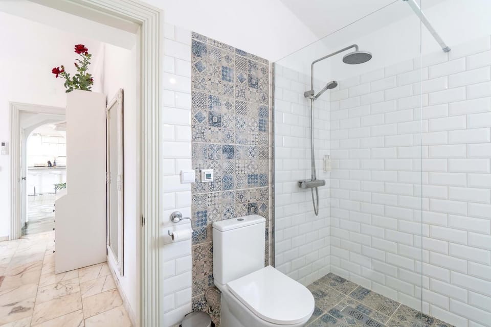 Shower, Toilet, Bathroom, towels
