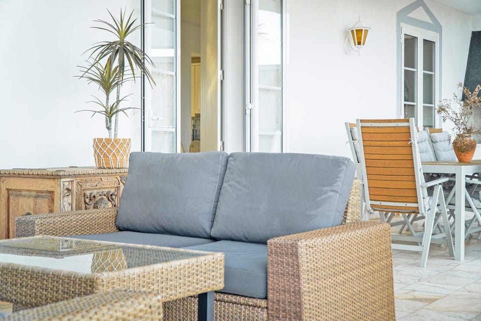 Day, Balcony/Terrace, Seating area, Dining area