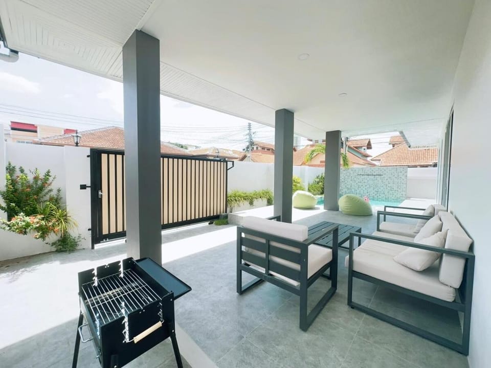 Emongkol pool villa - 4rooms with 4 bathrooms and private pool garden,380square meters large space,nearby Jomtien beach and night market Villa in Pattaya City