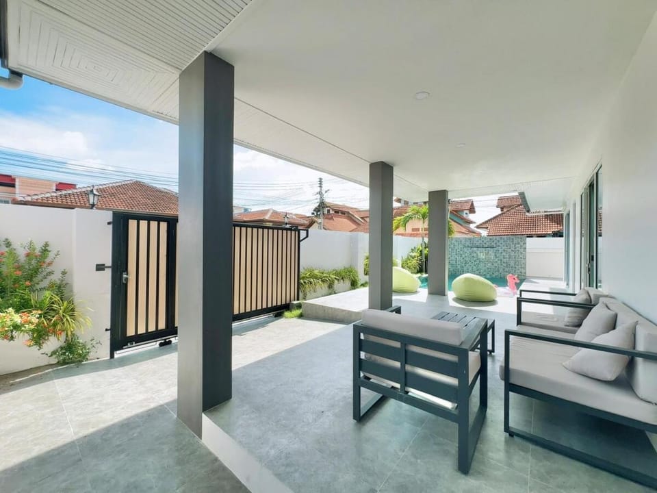 Emongkol pool villa - 4rooms with 4 bathrooms and private pool garden,380square meters large space,nearby Jomtien beach and night market Villa in Pattaya City
