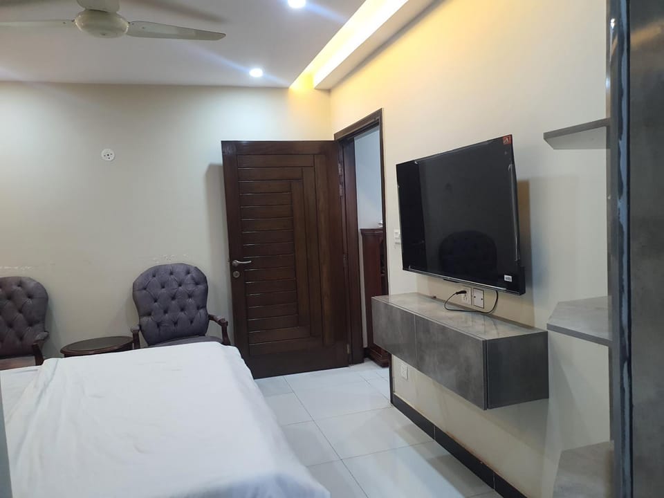 Communal lounge/ TV room, Bed, TV and multimedia, Photo of the whole room, Evening entertainment, Bedroom, fireplace, hair dresser, wardrobe, air conditioner