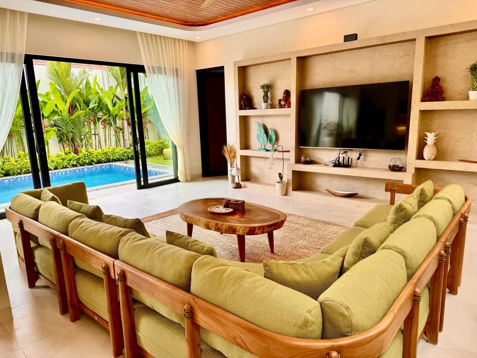 Communal lounge/ TV room, TV and multimedia, Living room, Seating area, Evening entertainment, Pool view, Swimming pool