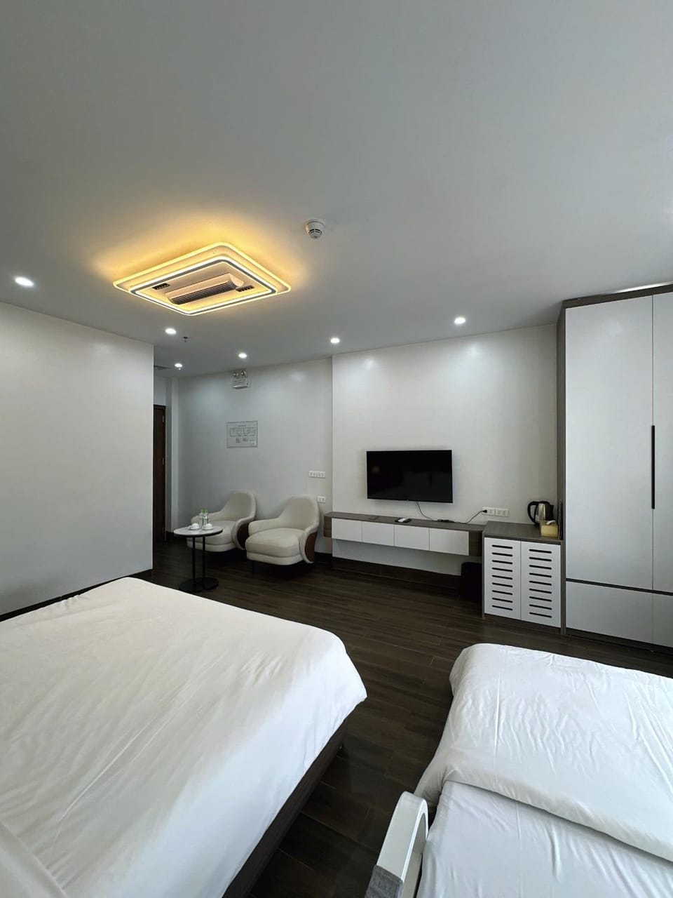 Communal lounge/ TV room, Bed, Bedroom