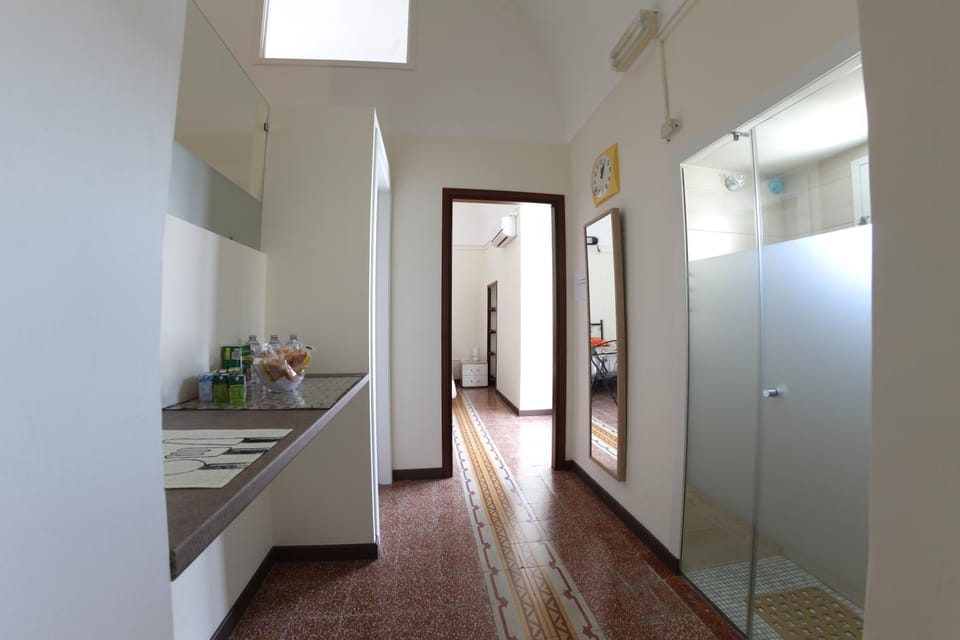 Coffee/tea facilities, Photo of the whole room, Decorative detail