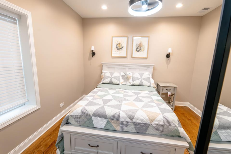 Luxury 9 BR, Villa Mins from Downtown and the Lake Villa in Rogers Park