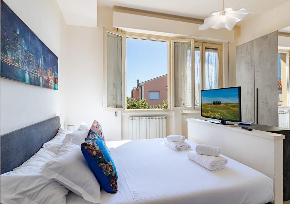 Bed, TV and multimedia, Photo of the whole room, Bedroom