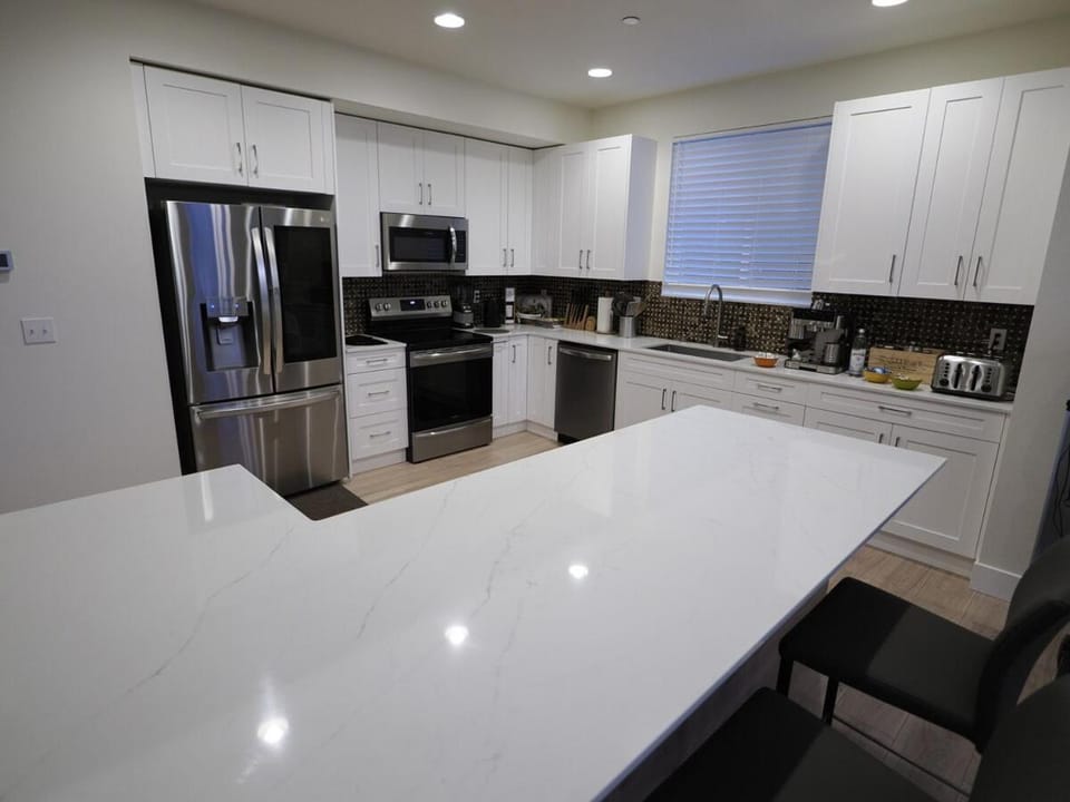 Coffee/tea facilities, Kitchen or kitchenette, dishwasher, microwave, oven, stove, toaster