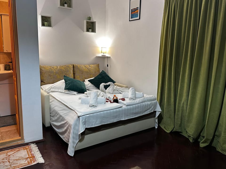 Bed, Photo of the whole room, Bedroom, towels