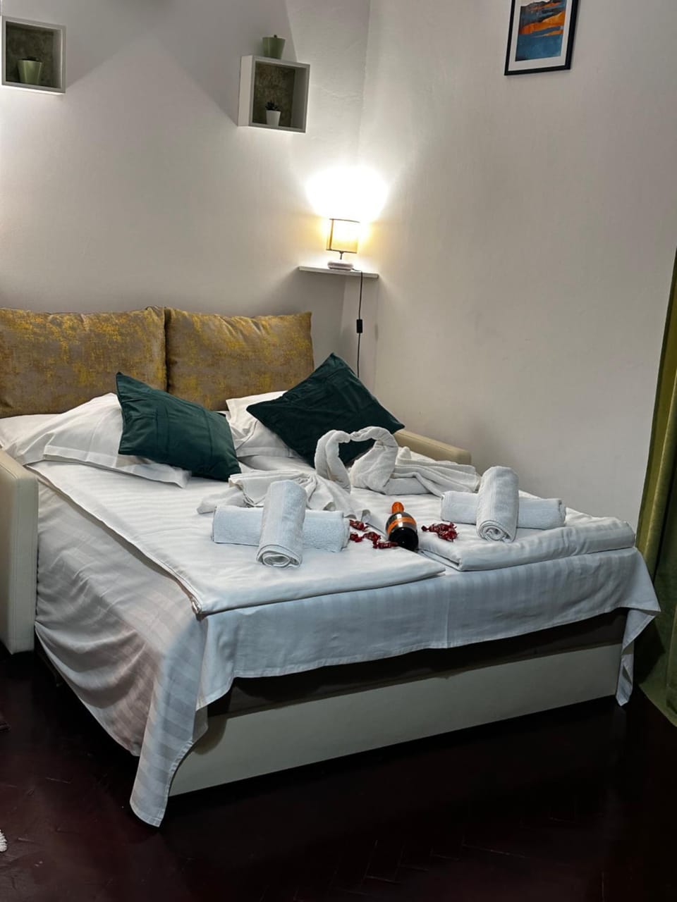 Bed, Living room, Photo of the whole room, Seating area, Bedroom, towels