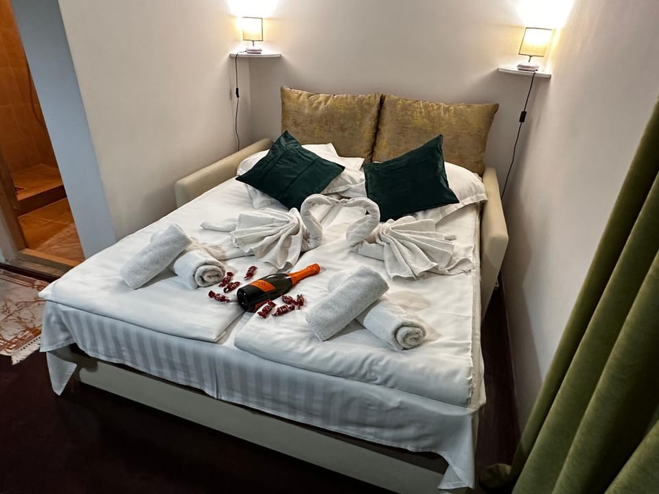 Bed, Photo of the whole room, Bedroom, towels