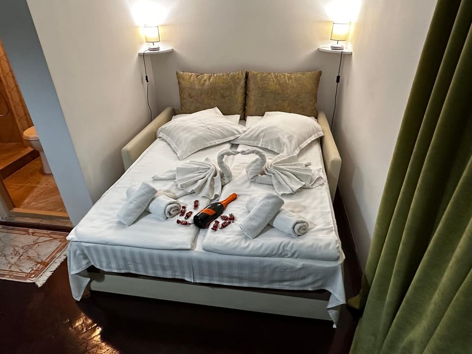 Bed, Living room, Photo of the whole room, Seating area, Bedroom, towels