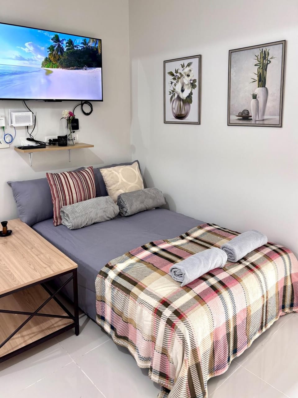 Bed, Living room