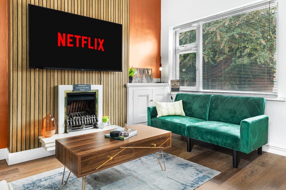 Communal lounge/ TV room, TV and multimedia, Living room, Seating area, Evening entertainment