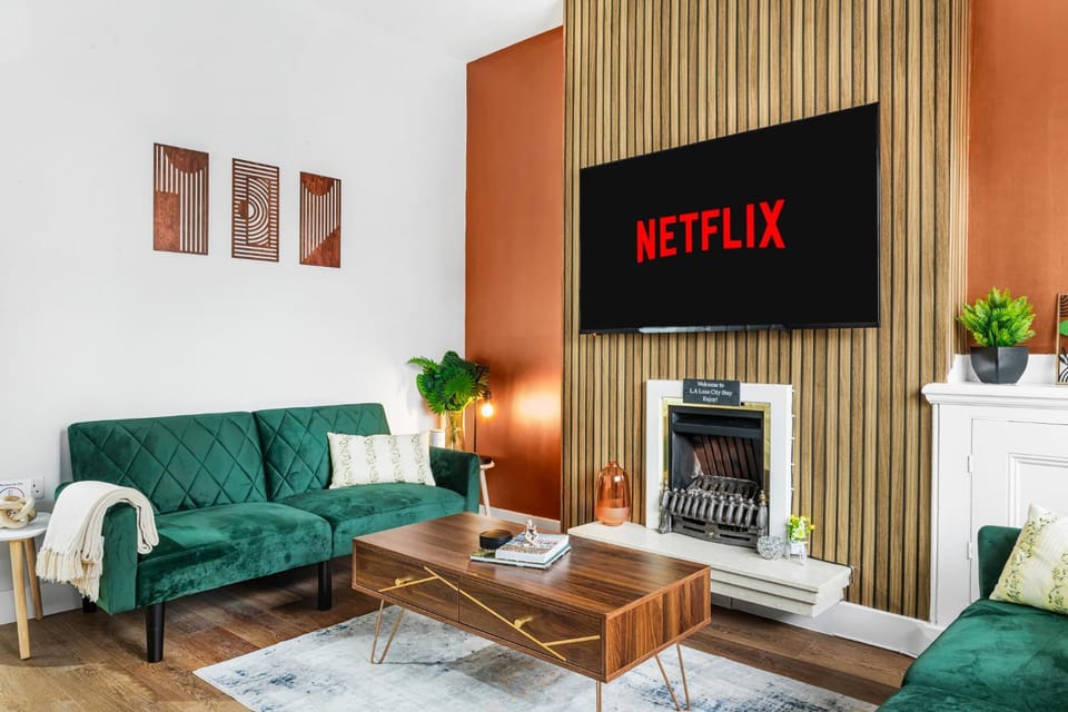 Communal lounge/ TV room, TV and multimedia, Living room, Seating area, Evening entertainment