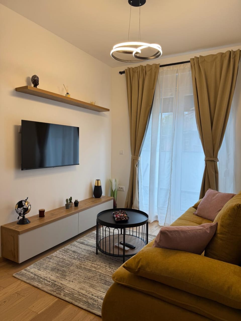 TV and multimedia, Living room, Seating area