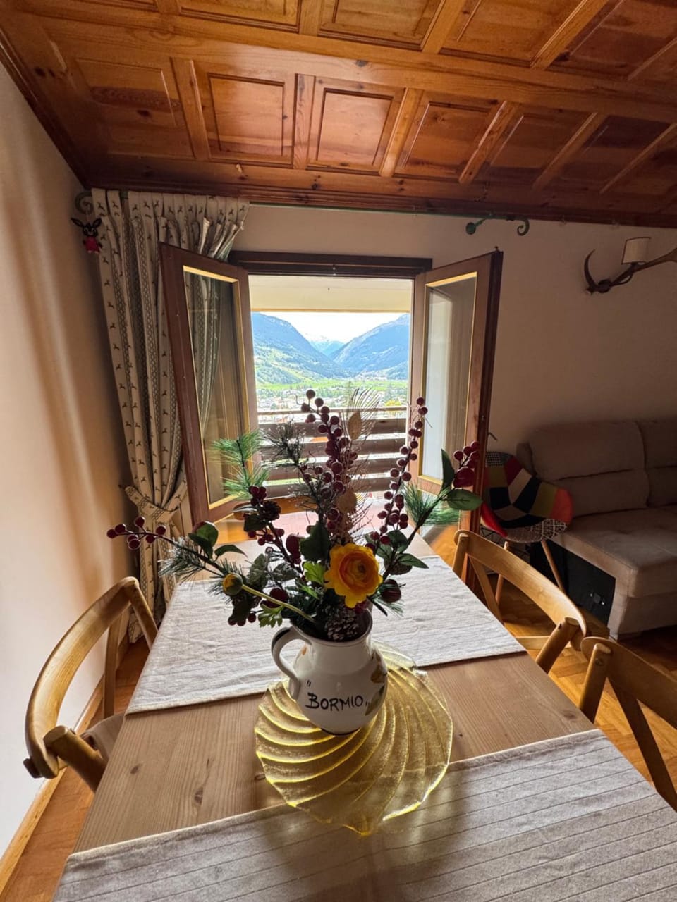 Living room, Seating area, Dining area, Mountain view