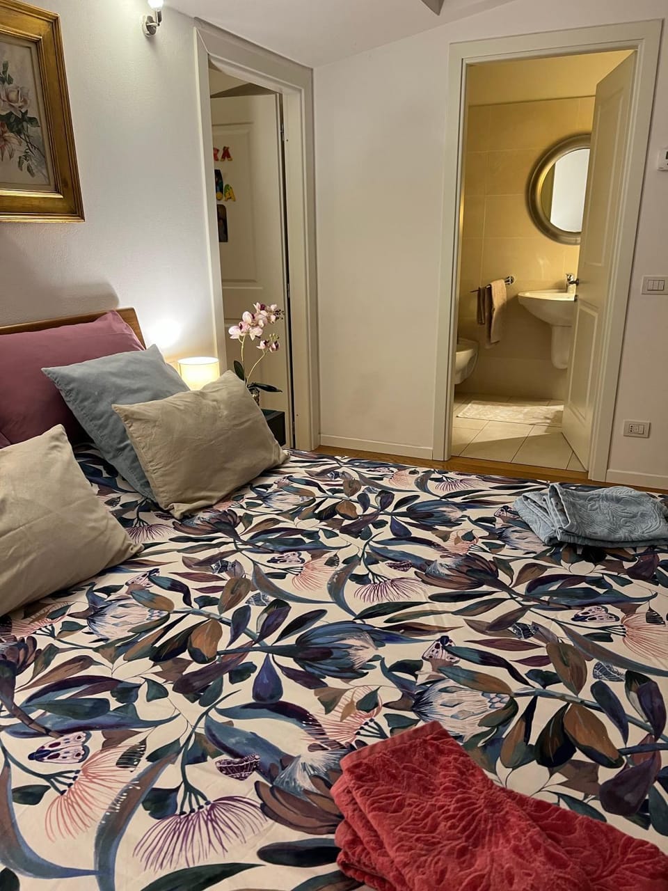 Photo of the whole room, Bedroom