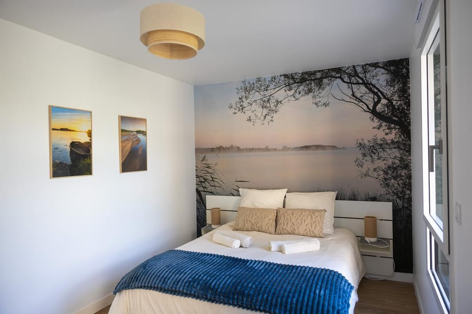 Photo of the whole room, Bedroom, towels