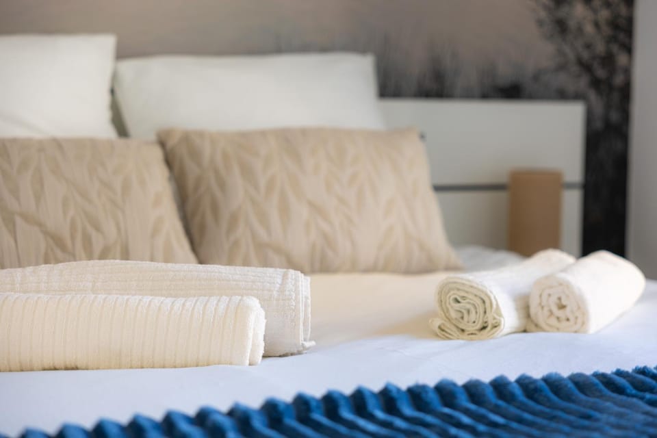 Bed, Bedroom, towels