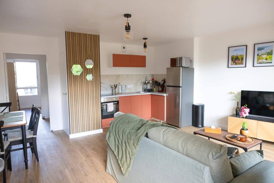 TV and multimedia, Kitchen or kitchenette, Living room, Seating area, Dining area, oven, stove