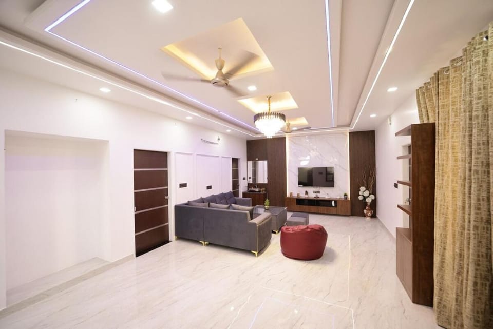 Communal lounge/ TV room, TV and multimedia, Living room, Seating area, Evening entertainment