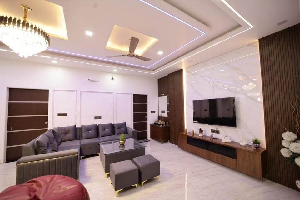 Communal lounge/ TV room, TV and multimedia, Living room, Seating area, Evening entertainment