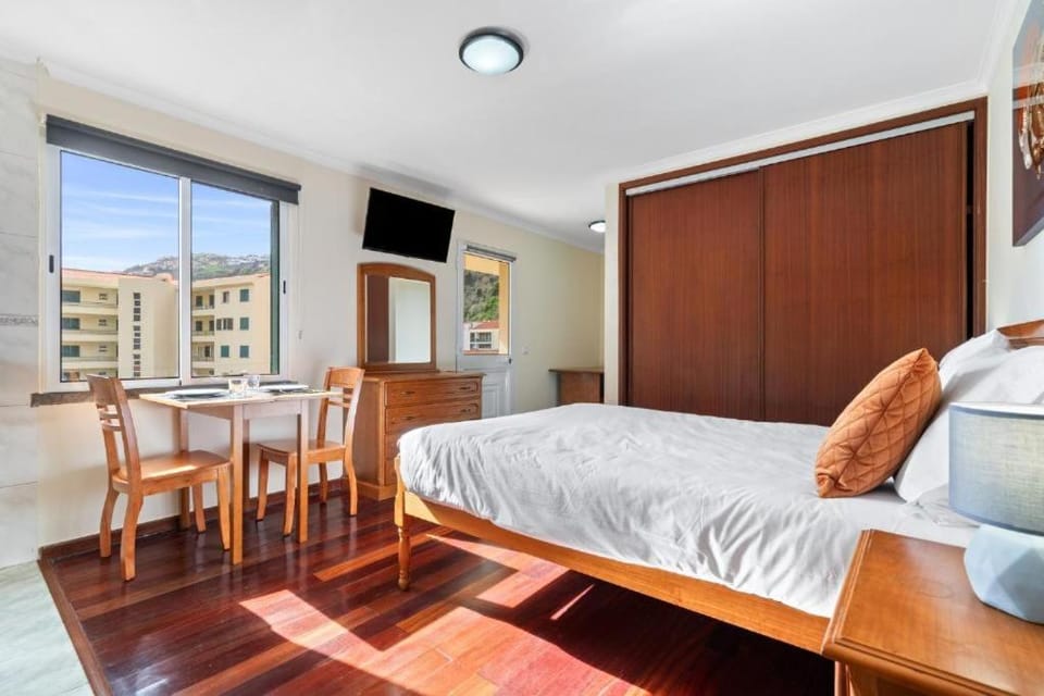 Bed, TV and multimedia, Dining area, Bedroom