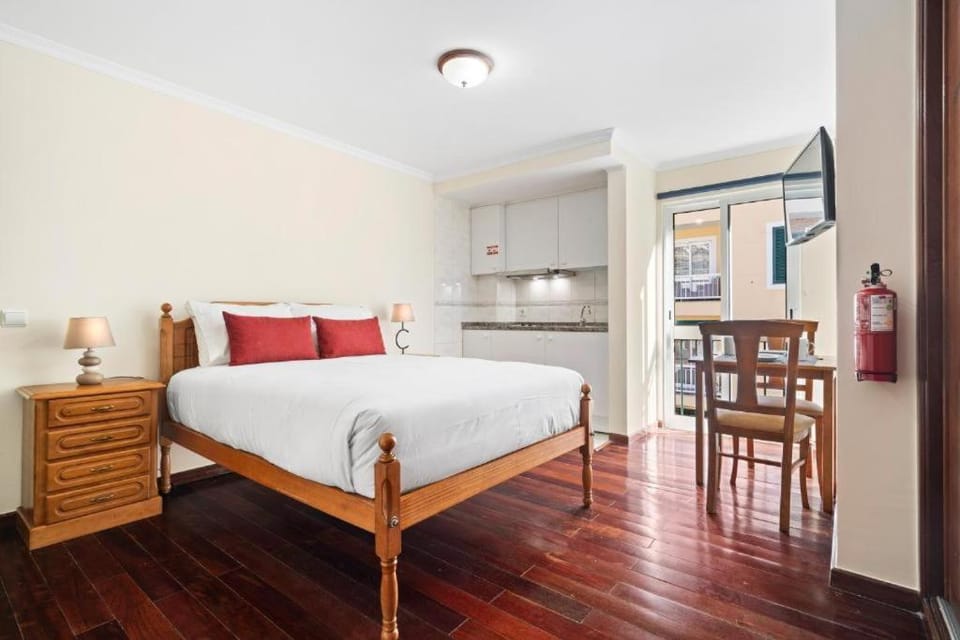Bed, Kitchen or kitchenette, Dining area, Bedroom