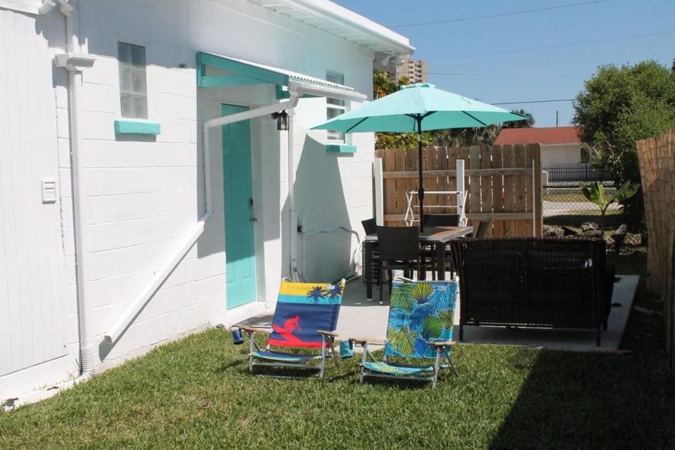 Cozy newly remodeled studio just steps from beach Apartment in Daytona Beach Shores