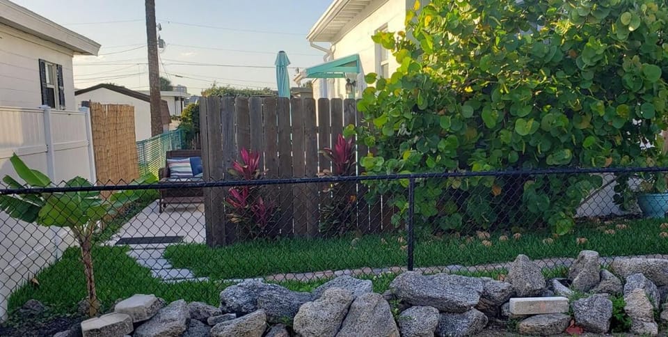 Cozy newly remodeled studio just steps from beach Apartment in Daytona Beach Shores