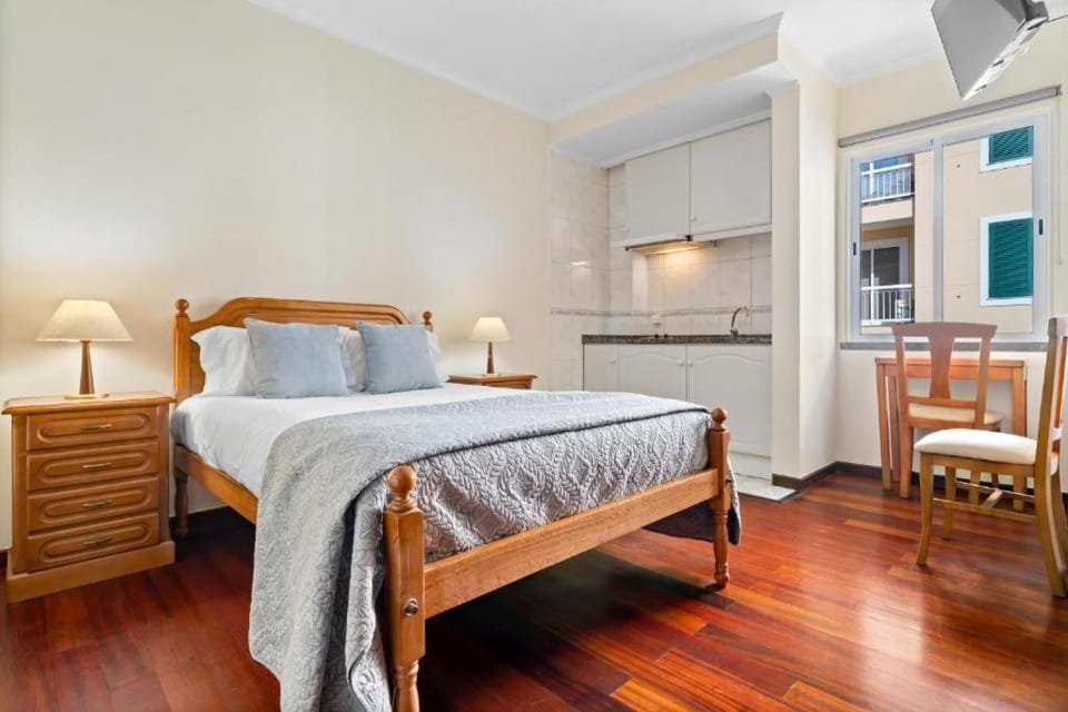 Bed, Kitchen or kitchenette, Dining area, Bedroom
