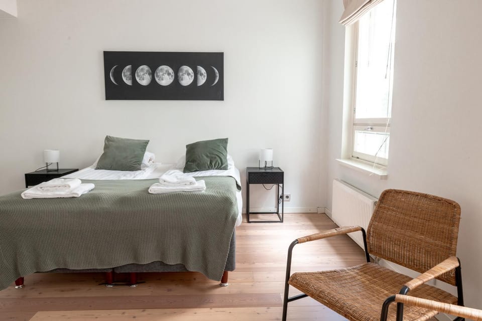 Bed, Photo of the whole room, Seating area, Bedroom