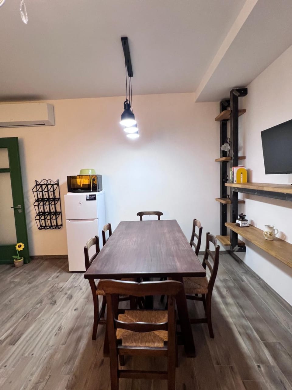 TV and multimedia, Living room, Seating area, Dining area
