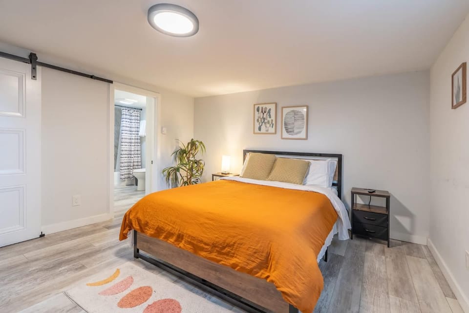 Pet-Friendly 4BR Home Near Airport & Seattle DT House in Burien