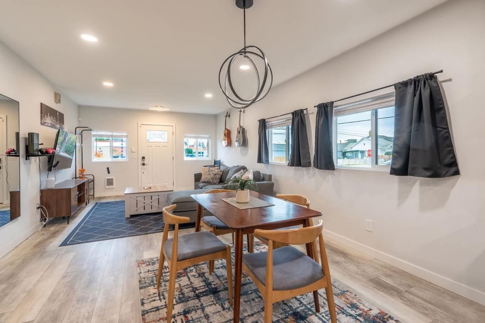 Pet-Friendly 4BR Home Near Airport & Seattle DT House in Burien
