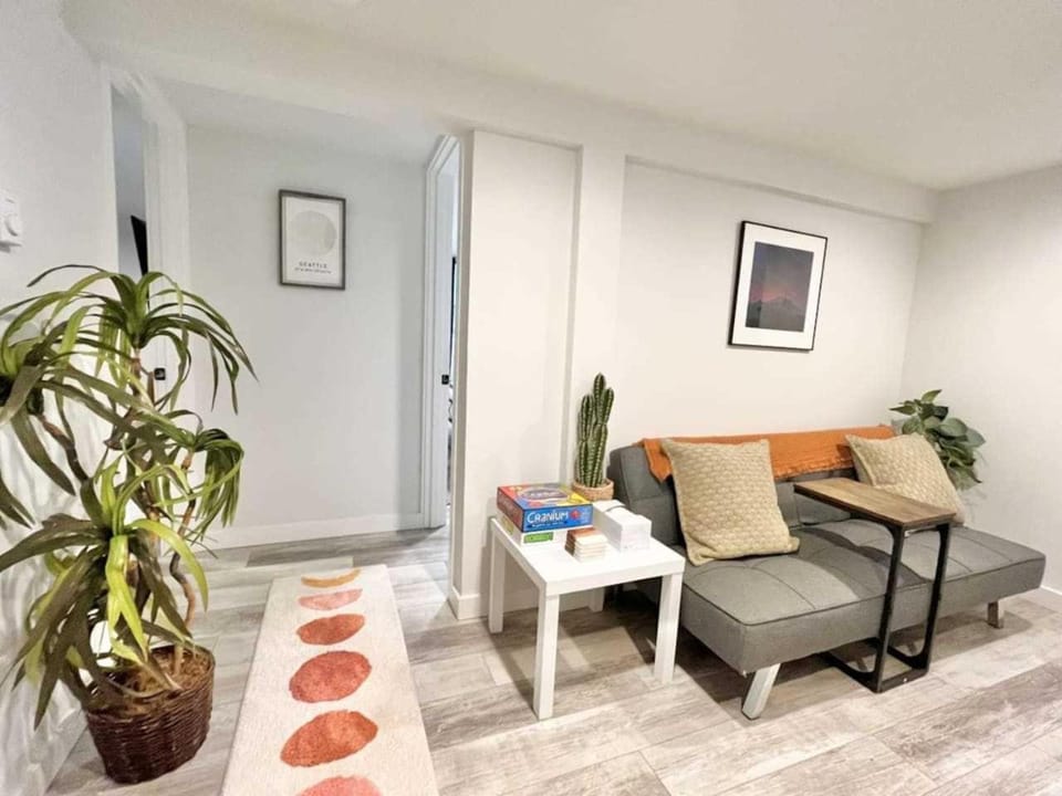 Sleek 2BR Lower Unit Near Airport & Seattle DT House in Burien