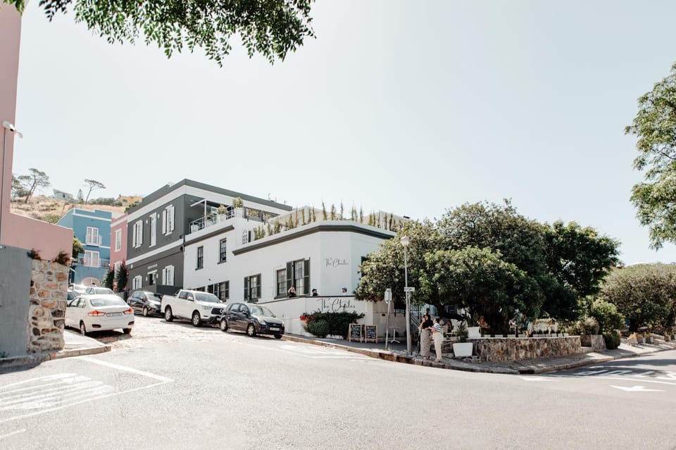 Property building, Restaurant/places to eat, Neighbourhood