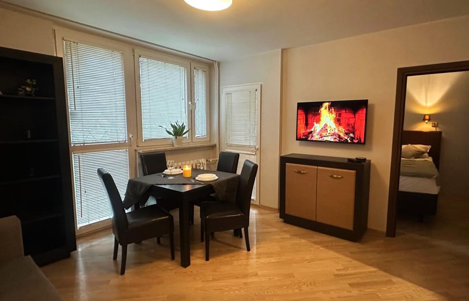 TV and multimedia, Living room, Seating area, Dining area