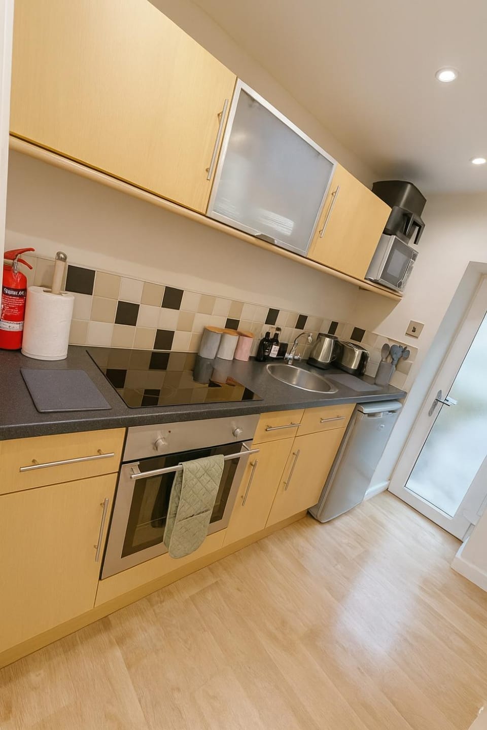 Coffee/tea facilities, Kitchen or kitchenette, stove, toaster