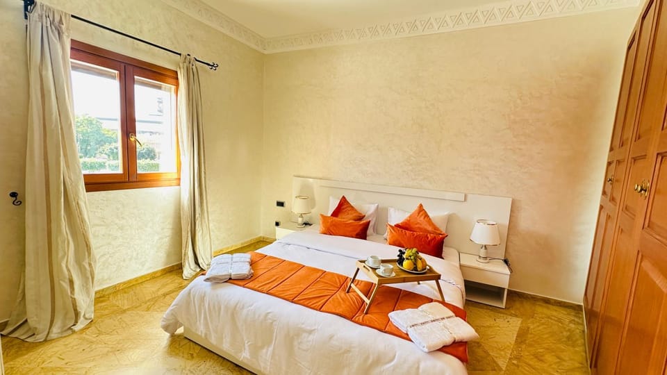 Bed, Living room, Photo of the whole room, Bedroom, towels