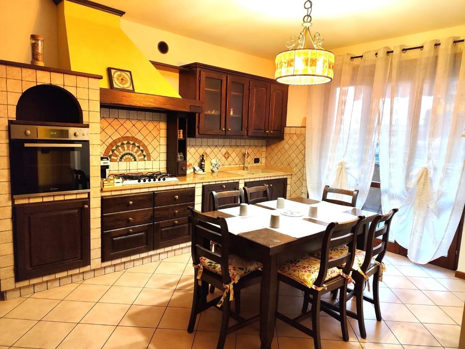Kitchen or kitchenette, Dining area, stove